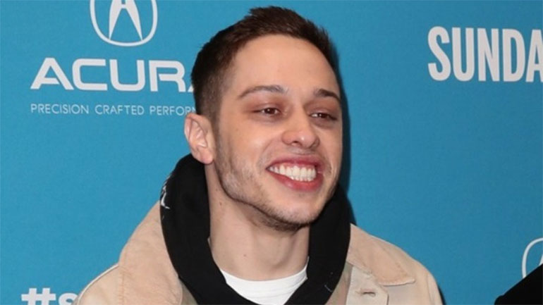 Ο Πιτ Ντέιβιντσον ως Τζόι Ραμόν στο «I Slept With Joey Ramone»