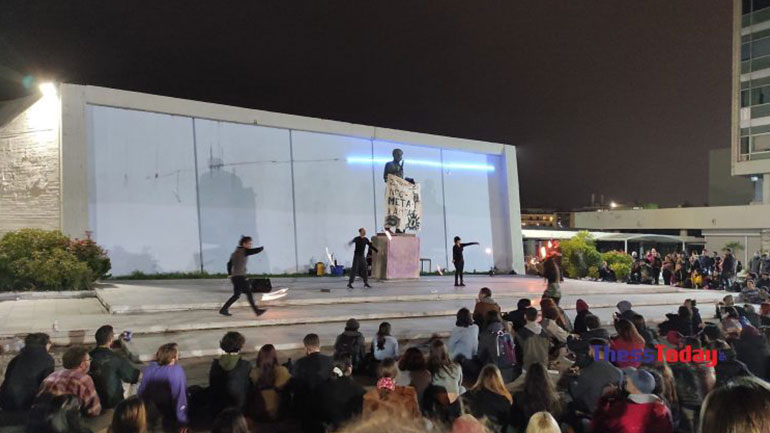 Θεσσαλονίκη: Συνωστισμός εκατοντάδων ατόμων σε σόου με φωτιές στο ΑΠΘ