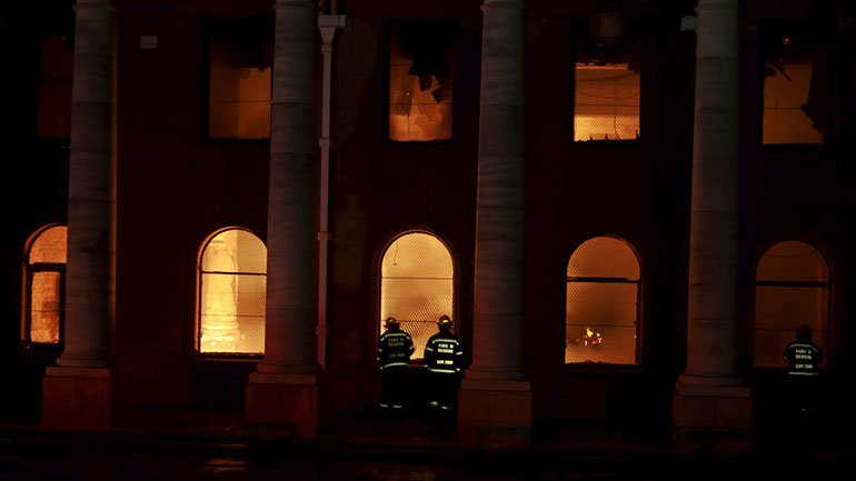 Πυρκαγιά σε όρος στο Κέιπ Τάουν προκάλεσε καταστροφές σε κτήρια του πανεπιστημίου