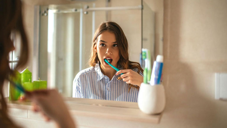 5+1 λάθη που κάνουμε με το βούρτσισμα των δοντιών μας