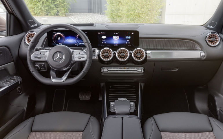 Πλήρως ψηφιακό ταμπλό με οθόνες που ενσωματώνουν κάθε λειτουργία. 