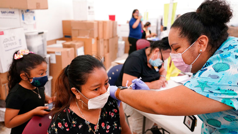 ΗΠΑ: Προωθείται ο εμβολιασμός κατά της COVID-19 για όλους άνω των 16 ετών