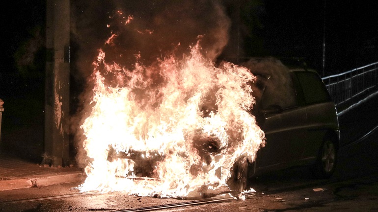 Στις φλόγες αυτοκίνητο στον Πειραιά