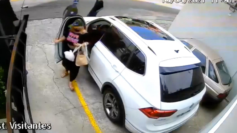 Ο κλέφτης ήθελε και τα γυαλιά ηλίου εκτός από το αυτοκίνητο