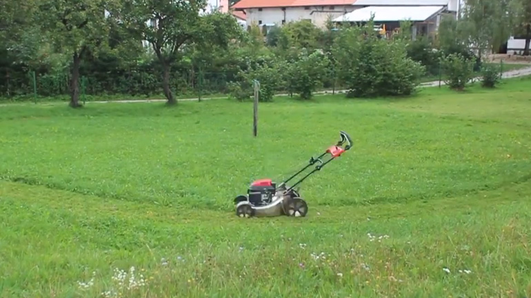 Χλοοκοπτικό με αυτόματο πιλότο