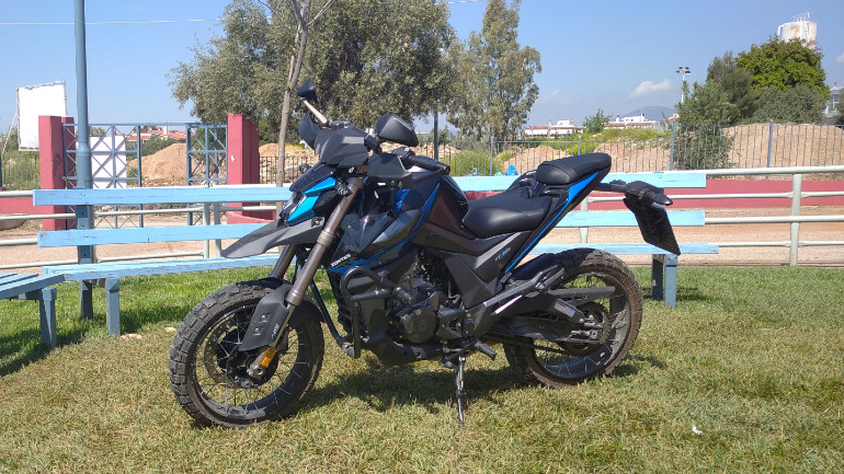 Είναι διαθέσιμο σε 3 χρώματα, μπλε, κίτρινο και πορτοκαλί.