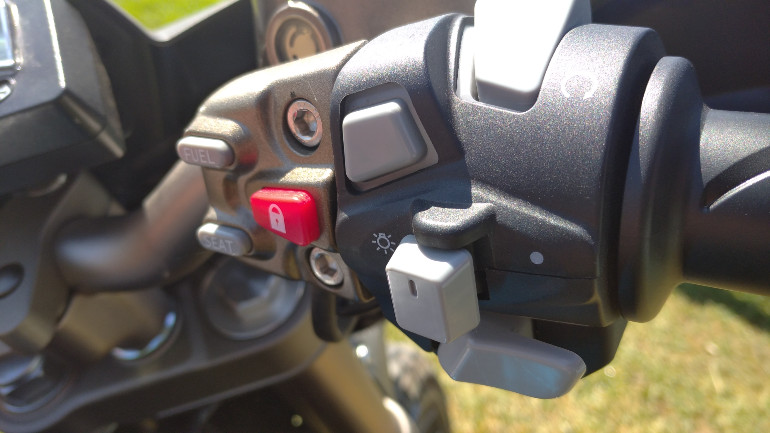 Άφθονα κουμπάκια στο τιμόνι για εύκολη πρόσβαση σε όλες τις λειτουργίες της μοτοσικλέτας.