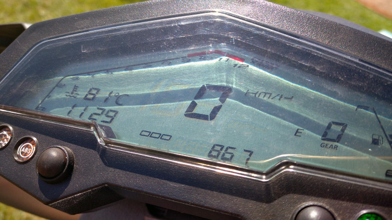 LCD οθόνη με πολλές πληροφορίες και πολύ ευανάγνωστη