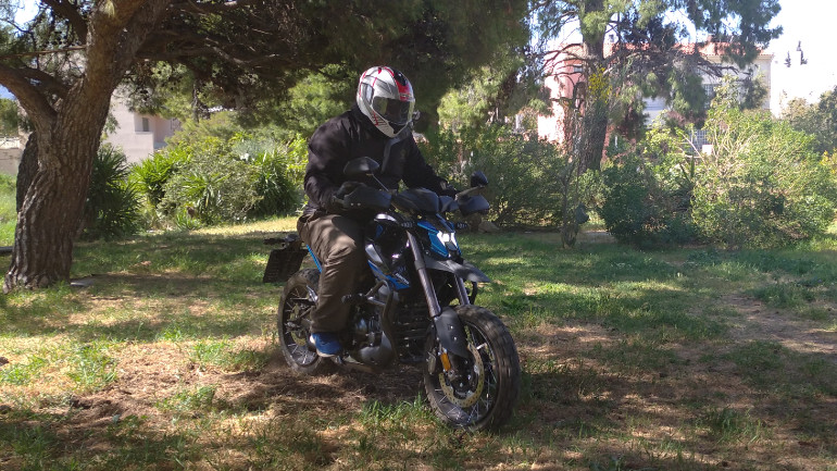 Και εκτός δρόμου δυνατότητες για τη μικρή μοτοσικλέτα της Daytona.