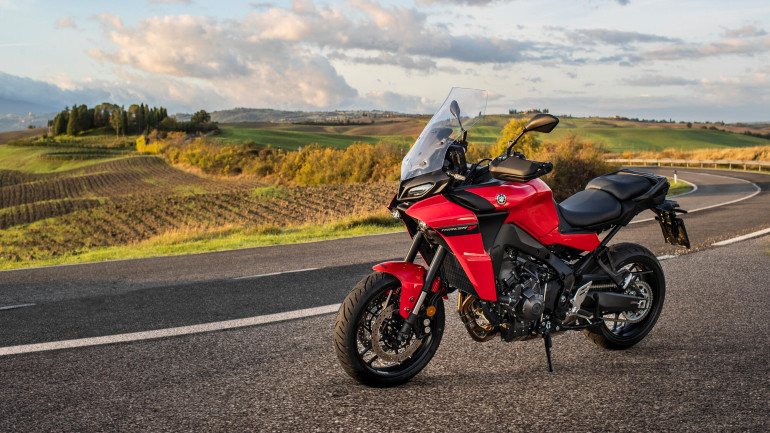 Η τιμή του Tracer 9 είναι 11.690€ και του GT είναι 13.990€.