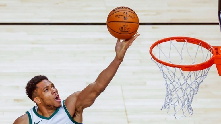 Τραυματίστηκε ο Giannis, έχασαν οι Μπακς