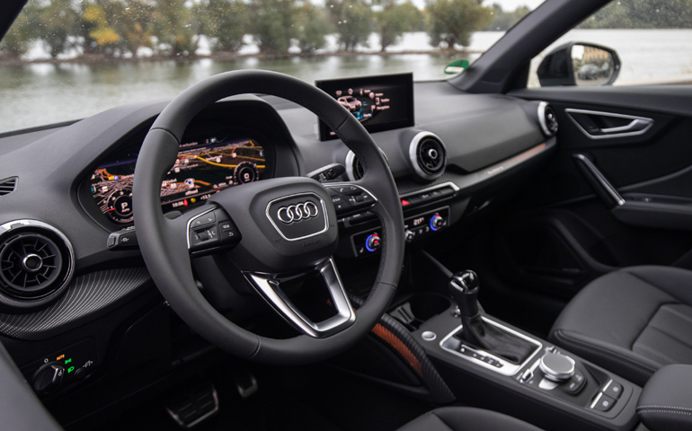 Μεγάλος ψηφιακός πίνακας οργάνων μπροστά από τον οδηγό.