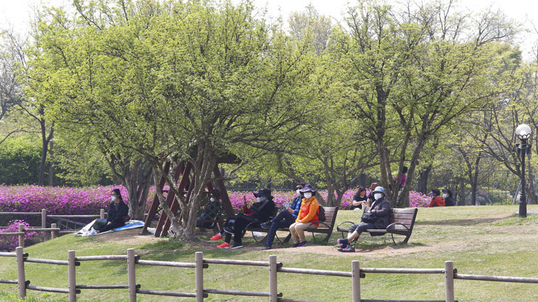 Είναι απαραίτητες οι μάσκες στους εξωτερικούς χώρους; Οι ειδικοί αναρωτιούνται