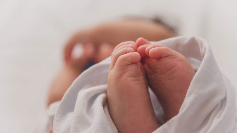 Γυναίκα εντόπισε εγκαταλελειμμένο μωρό σε χωράφι στον Ασπρόπυργο