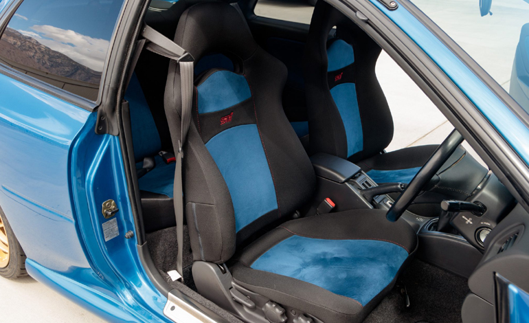Σπορ καθίσματα της Recaro με λογότυπο STI.
