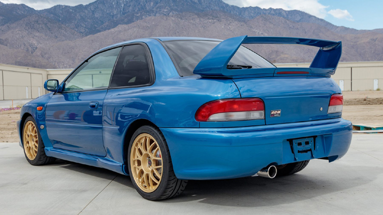 Αυτή η φτερούγα και οι χρυσές ζάντες έχουν αφήσει εποχή.