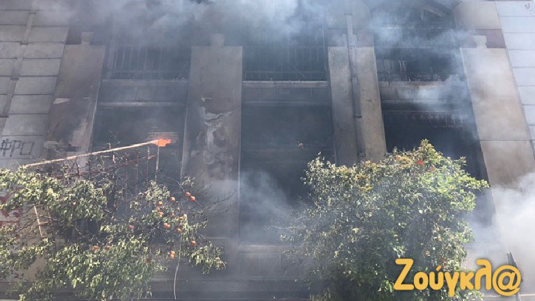 Μεγάλη πυρκαγιά σε εγκαταλελειμμένο σπίτι στον Πειραιά