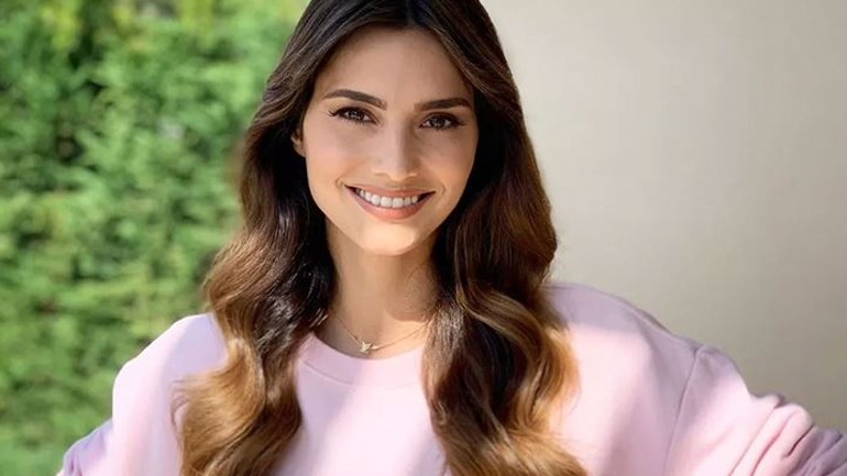 Η Ηλιάνα Παπαγεωργίου μας δείχνει πώς να φορέσουμε το animal print κολάν την άνοιξη