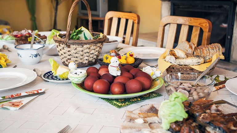 Έως 12 άτομα στο πασχαλινό τραπέζι