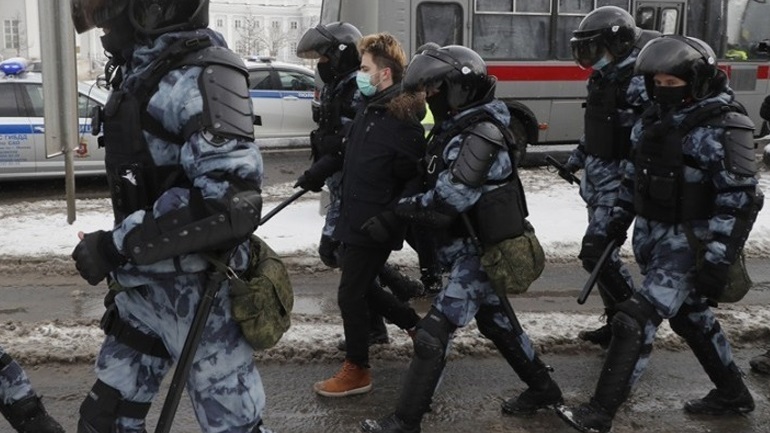 Ρωσία: Έρευνες και συλλήψεις πριν από τις διαδηλώσεις υποστήριξης στον Ναβάλνι