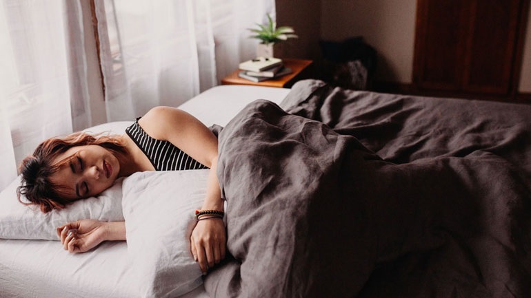 Μεγαλύτερος ο κίνδυνος άνοιας για τους μεσήλικες που κοιμούνται λιγότερες από έξι ώρες