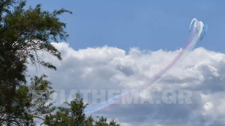 Ακροβατικό σμήνος της Πολεμικής Αεροπορίας της Αγγλίας έδωσε παράσταση στα Ψαχνά Ευβοίας