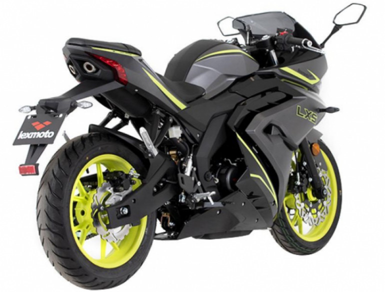 Η εξάτμιση βγαίνει κάτω από την ουρά με έξυπνο σχεδιασμό.