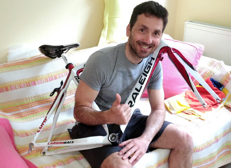 Πάνω στον καναπέ του έχει έναν σκελετό ποδηλάτου... τσακάλι με τα όλα του!