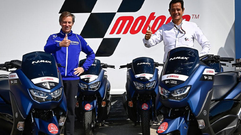 Ο επικεφαλής του αγωνιστικού τμήματος της Yamaha Lin Jarvis μαζί με τον Pau Serracanta της Dorna