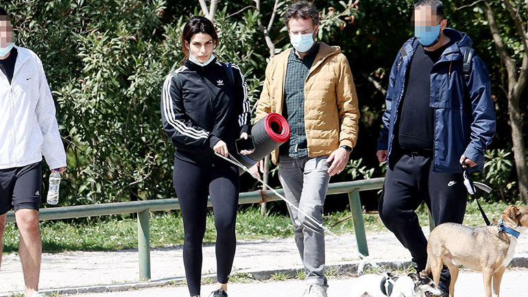 Τόνια Σωτηροπούλου – Κωστής Μαραβέγιας: Βόλτα στο κέντρο της πόλης για το ερωτευμένο ζευγάρι