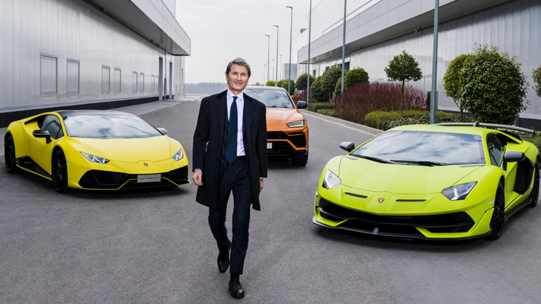 Ο ισχυρός άνδρας της Lamborghini ποζάρει δίπλα στα πανίσχυρα αυτοκίνητα.