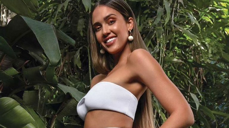 H Jessica Alba μας δείχνει στο TikTok βήμα – βήμα το πιο φρέσκο ανοιξιάτικο μακιγιάζ