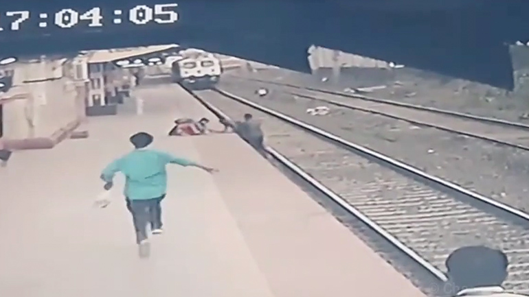 Άνδρας σώζει ένα παιδί από τις ράγες τρένου