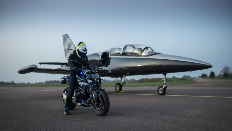 Φυσικά η BMW διαθέτει και ανάλογο εξοπλισμό αναβάτη με κράνος, παπούτσια και μπουφάν.