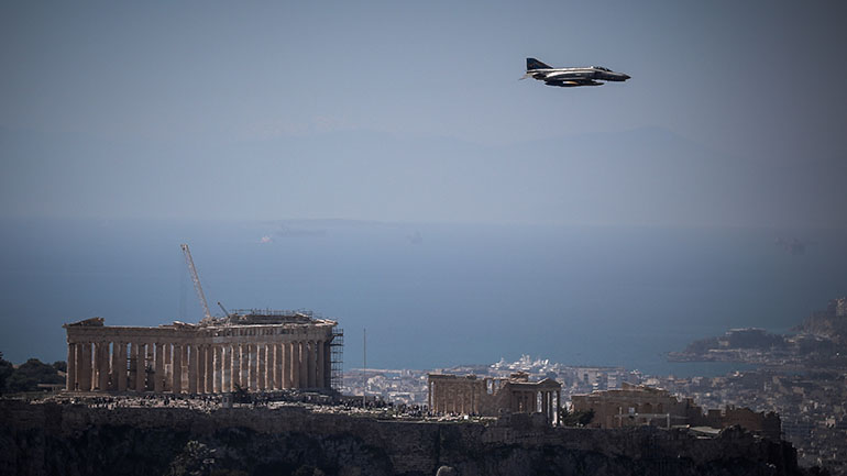 Διέλευση μαχητικών αεροσκαφών πάνω από την Ακρόπολη στις 14:00