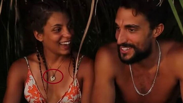 Η αντίδραση της μητέρας της Μαριαλένας για το κολιέ που της έδωσε ο Σάκης στο Survivor