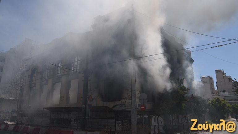 Πειραιάς: Κατεδαφίζεται το κτήριο που κάηκε στην Ομηρίδου Σκυλίτση