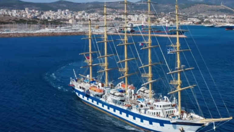 Τεράστιο ιστιοφόρο βγαίνει από το λιμάνι του Λαυρίου