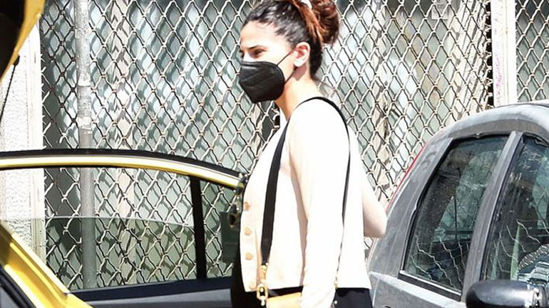 Τα sneakers που δεν αποχωρίζεται στην καραντίνα η Χριστίνα Μπόμπα