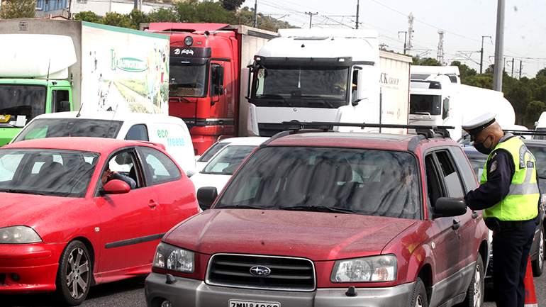“Προσφυγικές” ροές στα διόδια