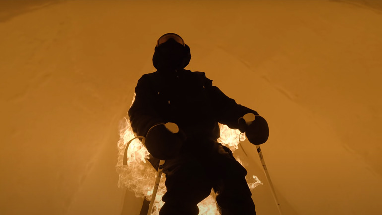 Σκιέρ κατεβαίνει ένα βουνό «on fire»