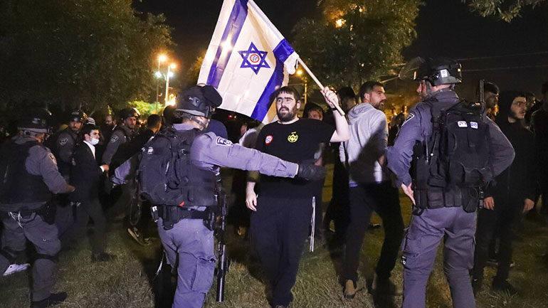 Περισσότεροι από 100 τραυματίες σε νυχτερινές συγκρούσεις στην Ιερουσαλήμ Περισσότεροι από 100 τραυματίες σε νυχτερινές συγκρούσεις στην Ιερουσαλήμ