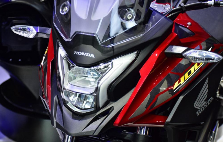 Ίδια μοτοσικλέτα με διαφορετικά γραφικά και φυσικά κινητήρα.