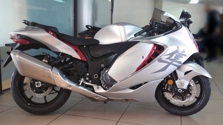 Αδιαμφισβήτητα η πιο όμορφη έκδοση είναι η ασημί με τις κόκκινες λεπτομέρειες.