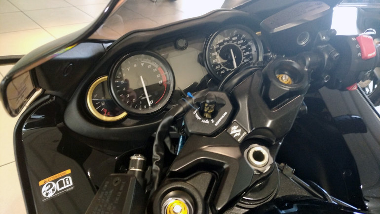 Το κόκπιτ από το διαστημόπλοιο της Suzuki.