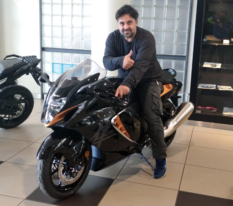 Το χαμόγελο δύσκολα μπορεί να κρυφτεί όταν βρίσκεσαι στη σέλα ενός τόσο εικονικού μοντέλου.