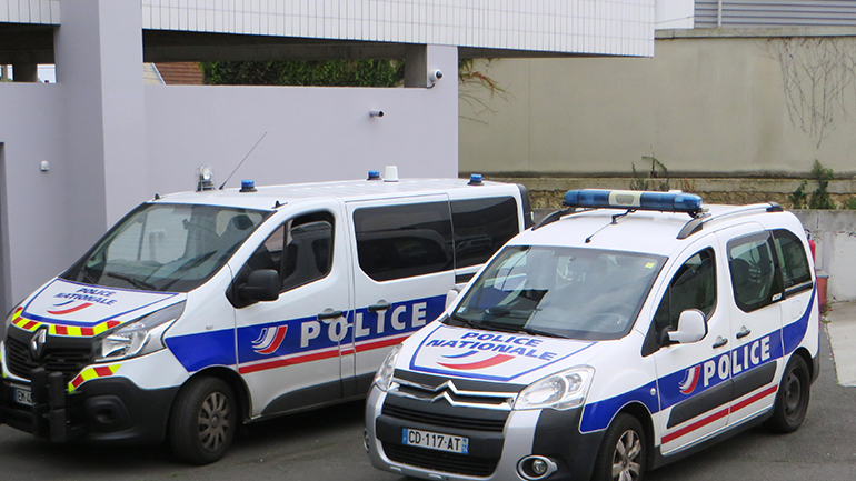 Γυναίκα αστυνομικός μαχαιρώθηκε θανάσιμα έξω από το Παρίσι – Νεκρός από αστυνομικά πυρά ο δράστης Γυναίκα αστυνομικός μαχαιρώθηκε θανάσιμα έξω από το Παρίσι – Νεκρός από αστυνομικά πυρά ο δράστης