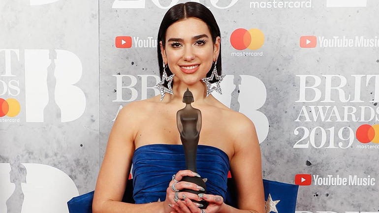 Xωρίς μάσκες και αποστάσεις η λαμπερή τελετή των Brit Awards