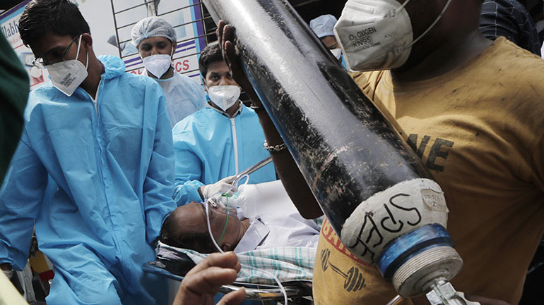 Iνδία: Με τη συνοδεία ένοπλων αστυνομικών φορτηγά προμηθεύουν με οξυγόνο τα νοσοκομεία