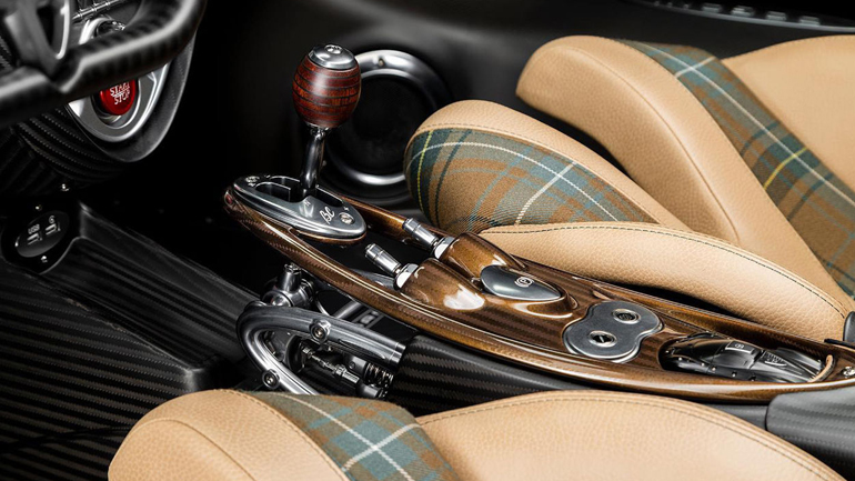 Απαράμιλλη κομψότητα στο εσωτερικό του εξωτικού hypercar.